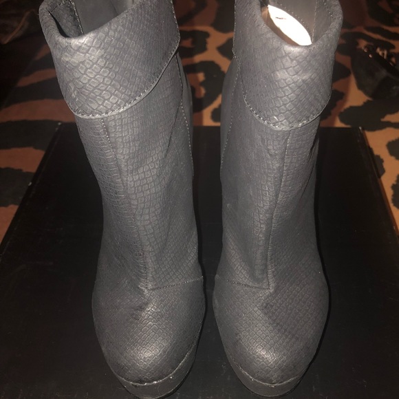 Black platform boots worn once size 6 - Picture 3 of 5